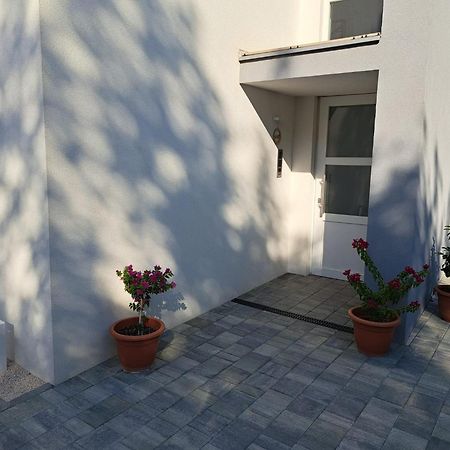 נין B & R Summer Breeze Apartments מראה חיצוני תמונה