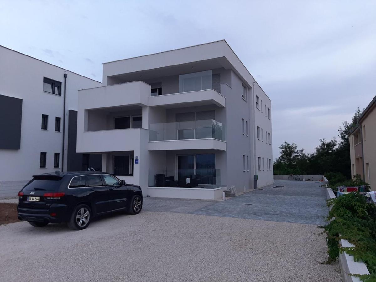 נין B & R Summer Breeze Apartments מראה חיצוני תמונה