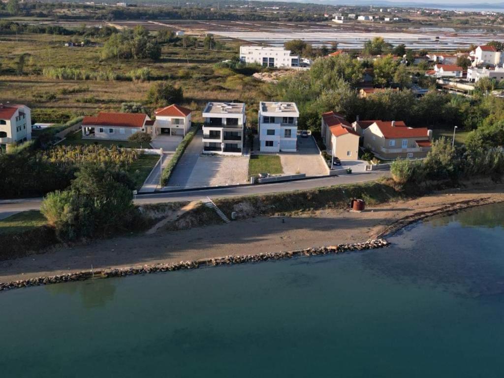 נין B & R Summer Breeze Apartments מראה חיצוני תמונה