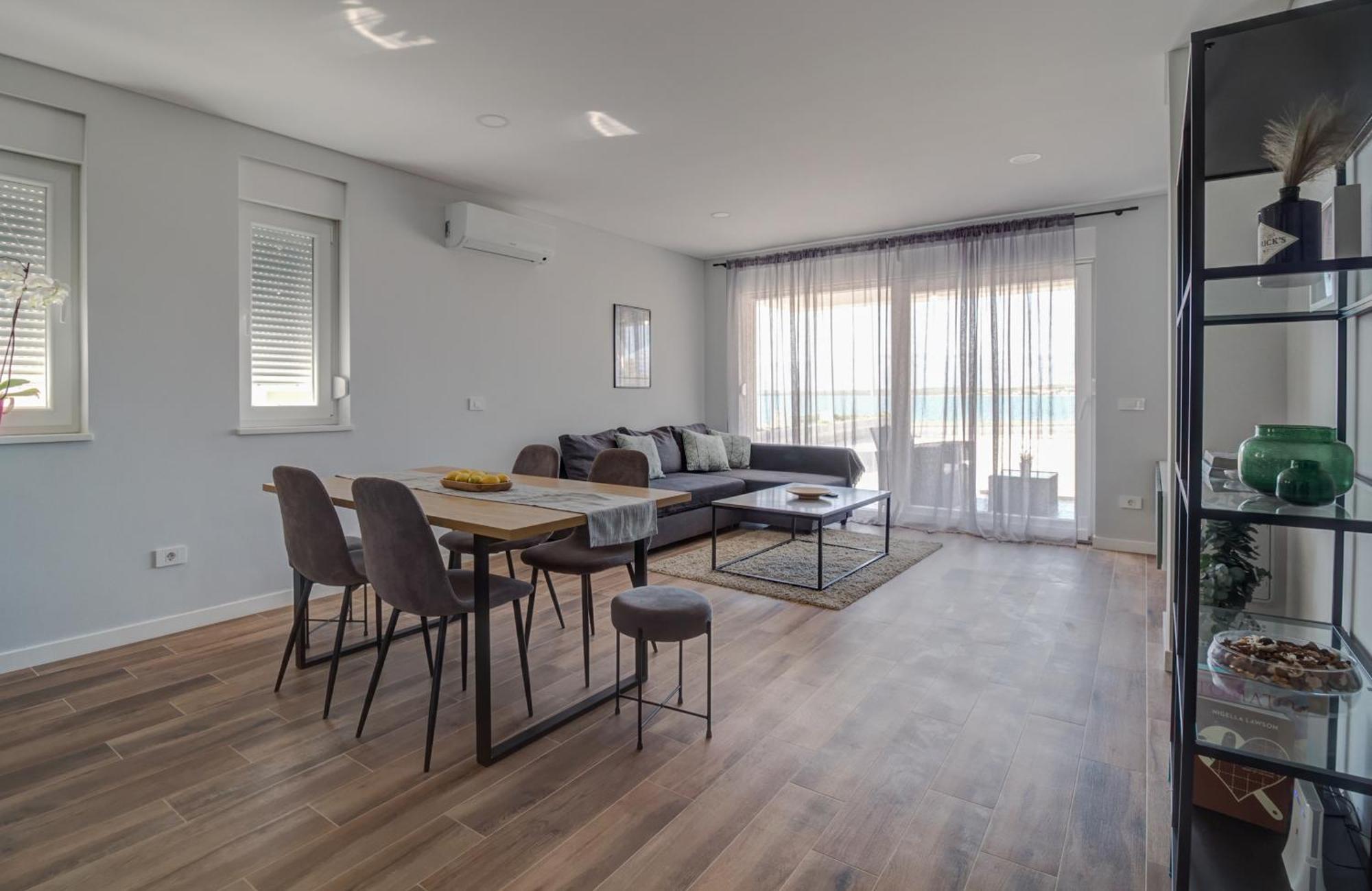 נין B & R Summer Breeze Apartments מראה חיצוני תמונה