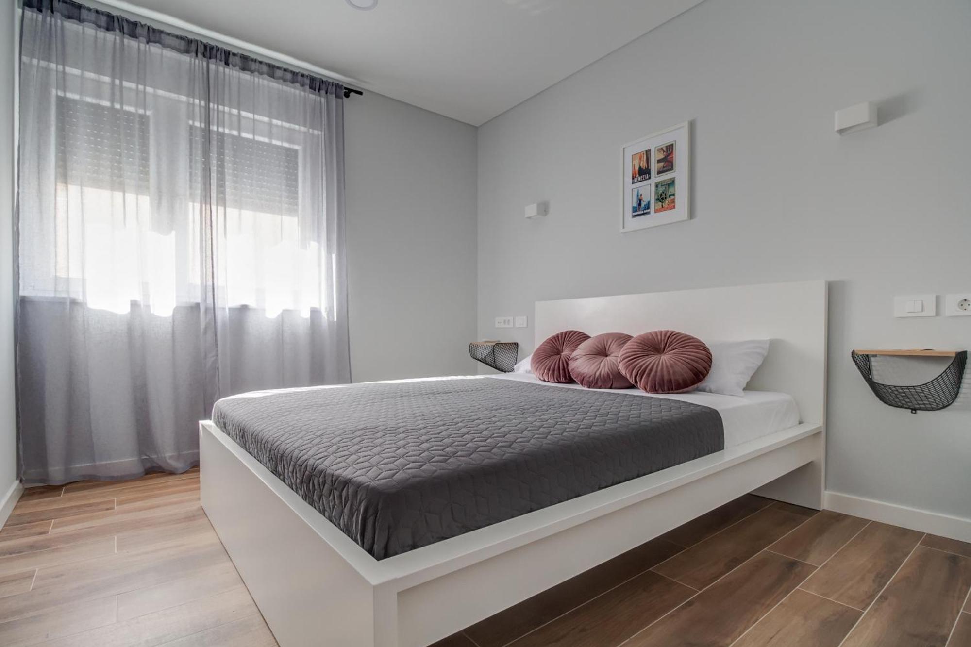 נין B & R Summer Breeze Apartments מראה חיצוני תמונה